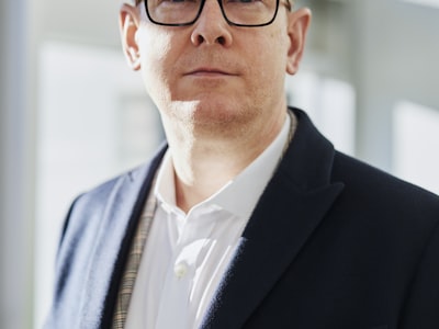 首席数据分析师张伟正面照，身着正装