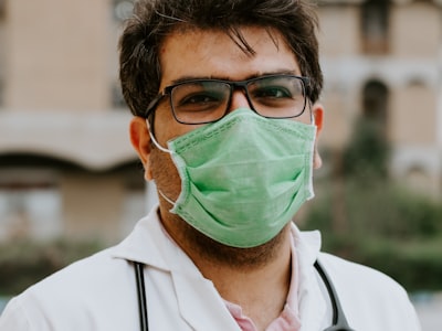 南美足球专家王磊在球场边观察