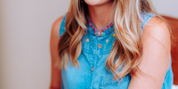 西班牙对阵德国比赛示意图，两队球员争抢足球